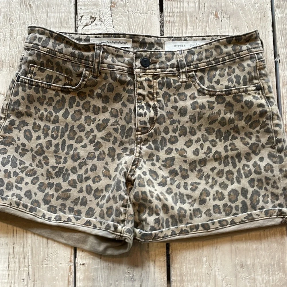Anthropologie Pilcro Hyphen
Cuffed Leopard Print Denim Shorts
Size 26 - Picture 4 of 12
